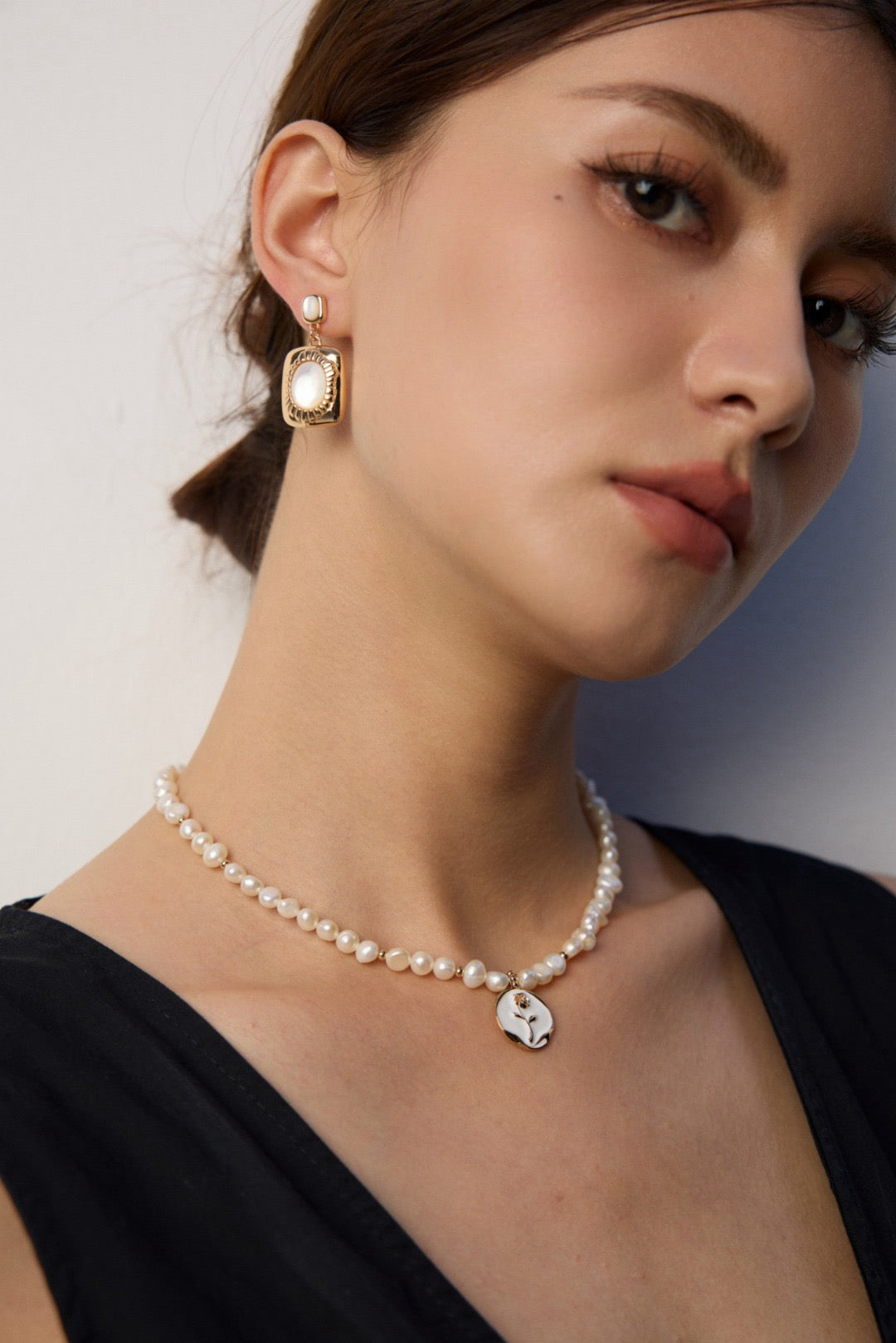 Rose Pearl Choker Necklace