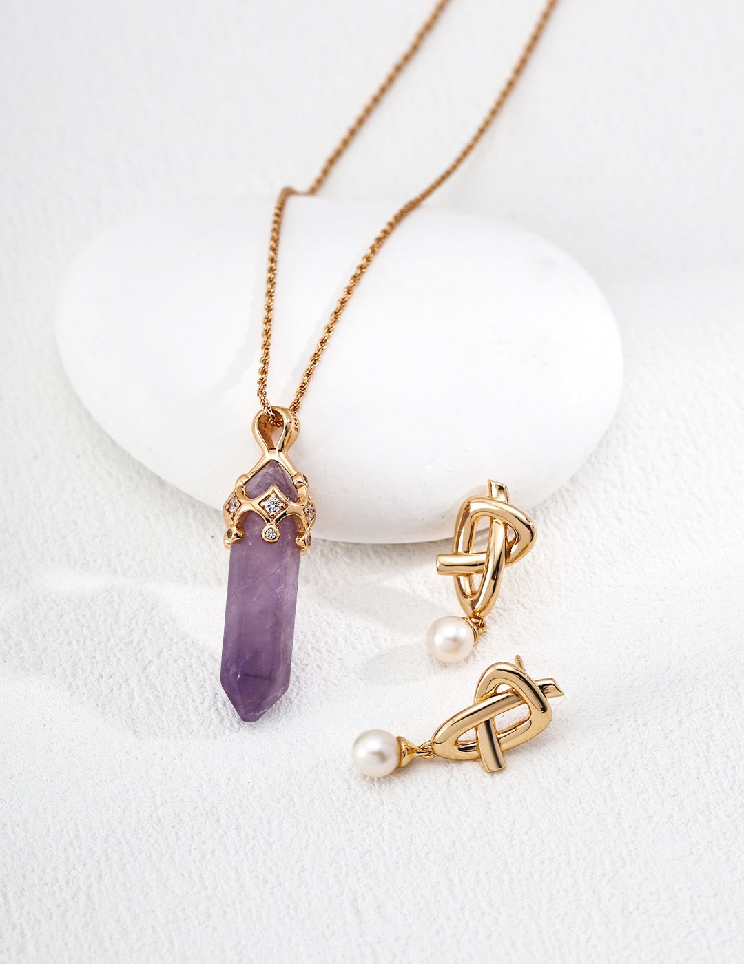 Gold necklace with amethyst pendant