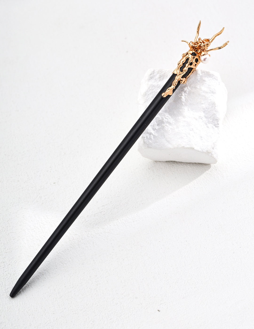 Neo-Chinese Pearl Hair Stick in 18K gold vermeil, dragon motif on purple sandalwood | Lia Atelier