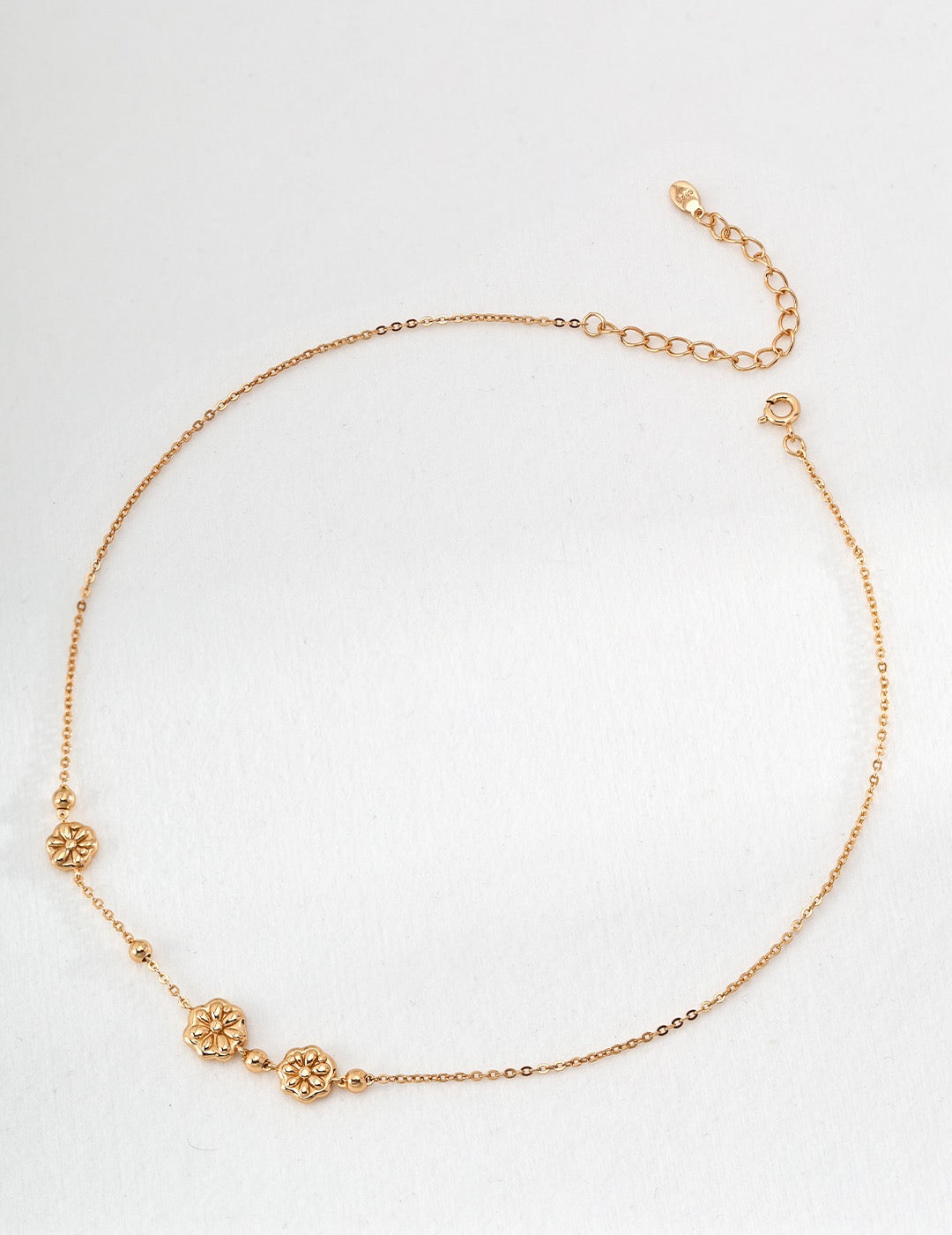 Gold Floral Charm Necklace, featuring an adjustable clasp for a perfect fit. Elegant and minimalistic jewelry for any occasion.