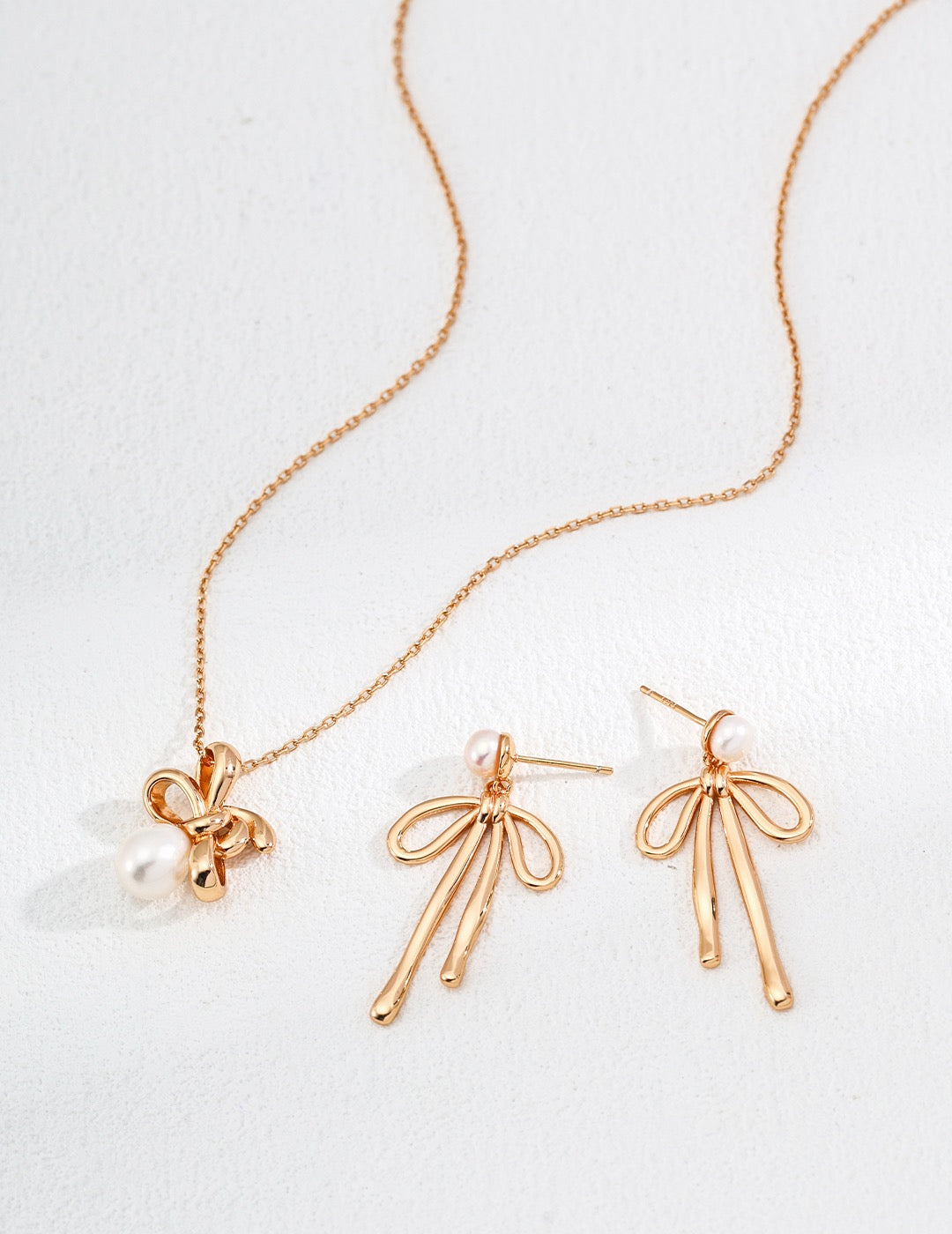 Collier avec pendentif en forme de nœud de perles