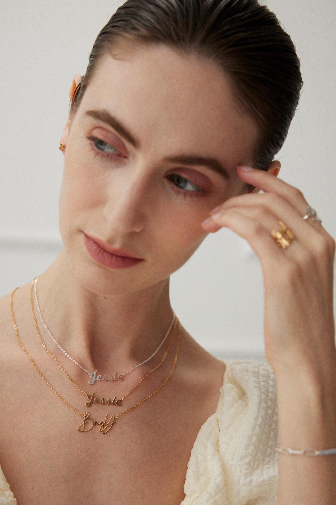 Personalized Script Necklace detail, script name pendant in 18K gold vermeil and sterling silver | Lia Atelier