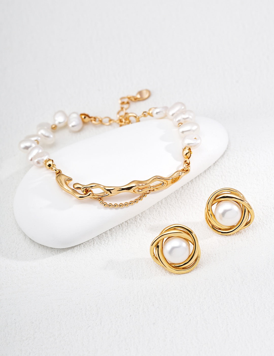 Flow Baroque Pearl Bracelet