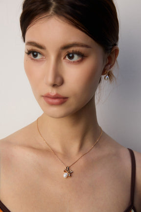 Collier avec pendentif en forme de nœud de perles