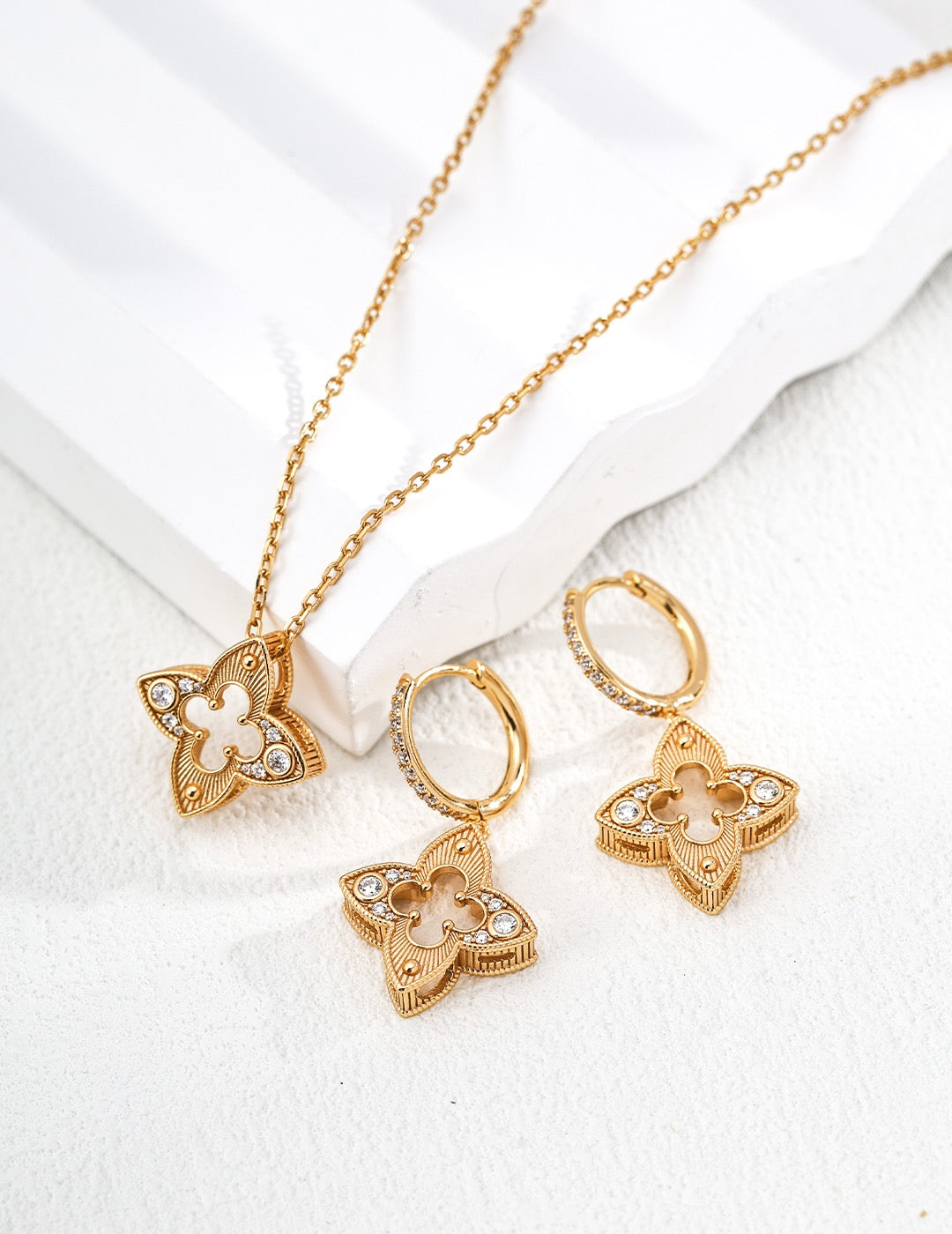 Four Leaf Clover Jewelry Set in gold for special occasions 