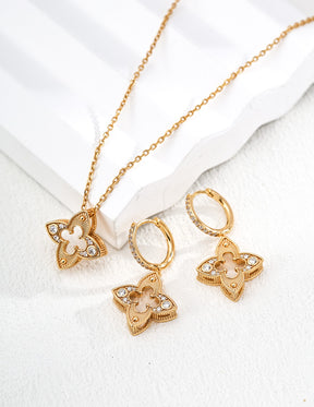 Four Leaf Clover Jewelry Set in gold for special occasions 