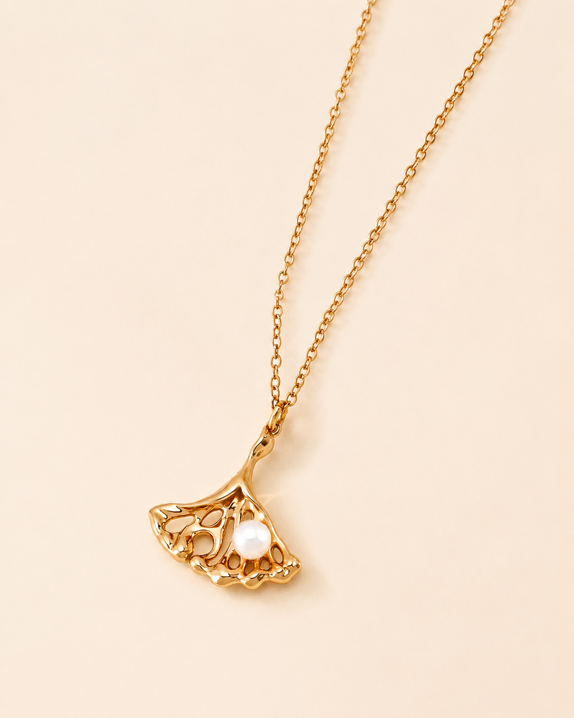 Ginkgo leaf pearl pendant necklace in 18K gold vermeil with 4 mm freshwater pearl